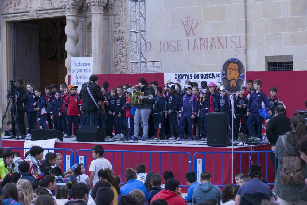 Decenas de niños acuden al monasterio en la víspera de la tradicional romería.