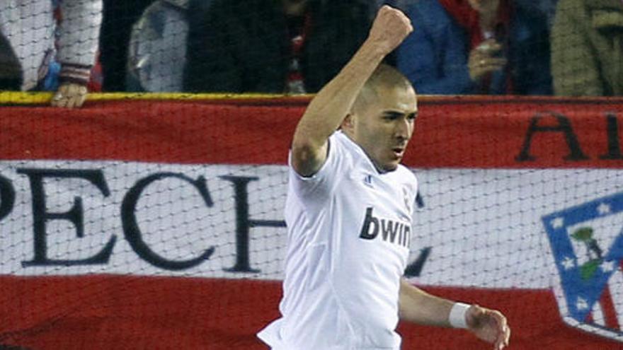 Benzema celebra el gol que consiguió ante el Atlético de Madrid