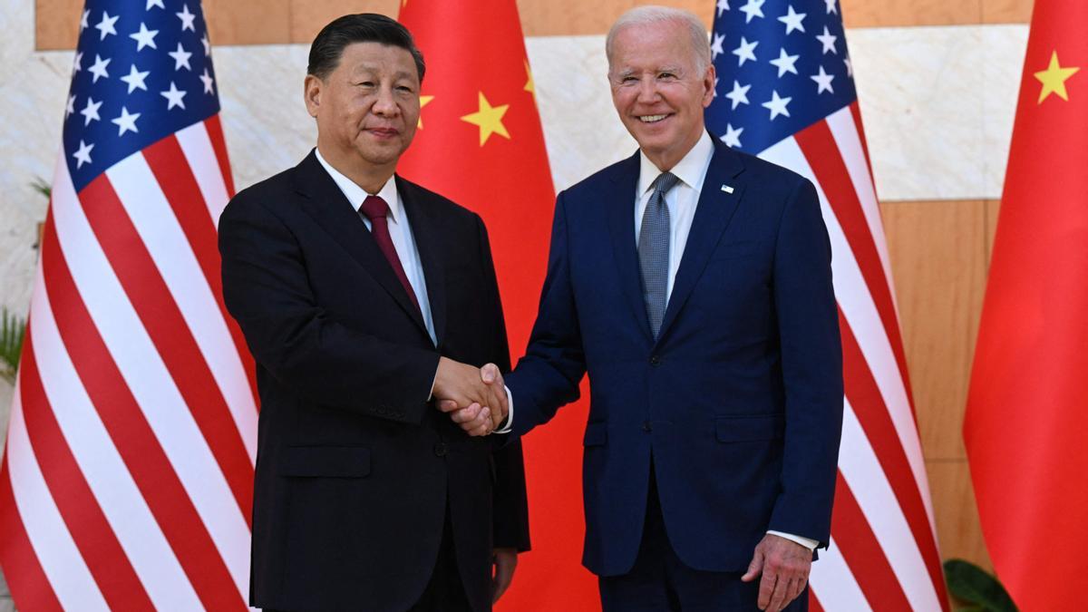 El presidente de Estados Unidos, Joe Biden y el presidente de China, Xi Jinping, se dan la mano mientras se reúnen al margen de la Cumbre del G20 en Nusa Dua, en la isla turística indonesia de Bali, el 14 de noviembre de 2022.