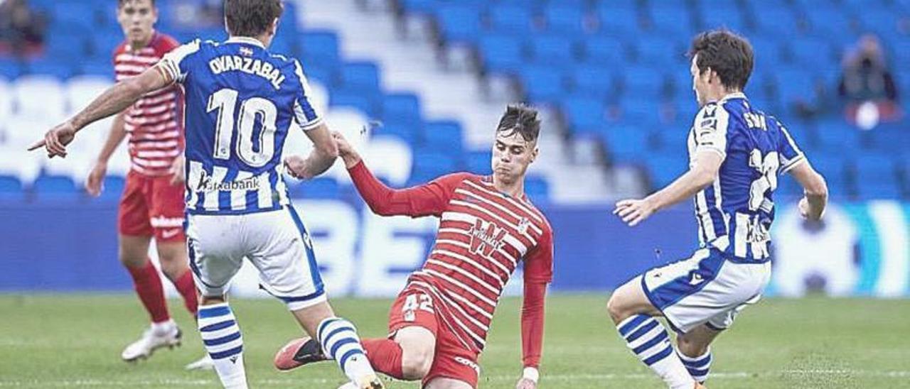 Sergio Barcia disputa una pelota con Oyarzabal, el domingo en San Sebastián. |  // LALIGA