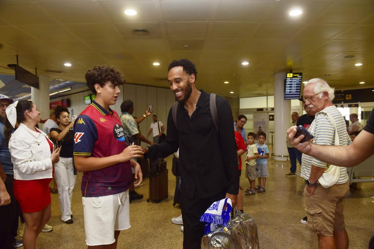 Aubameyang ya está en A Coruña tras firmar por el Deportivo