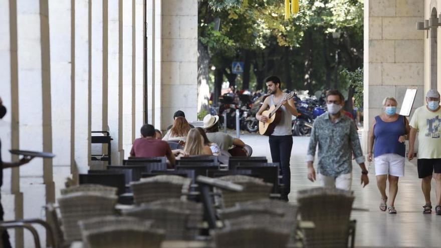 Una terrassa buida a la plaça Independència de Girona, en plena pandèmia, ara fa uns mesos