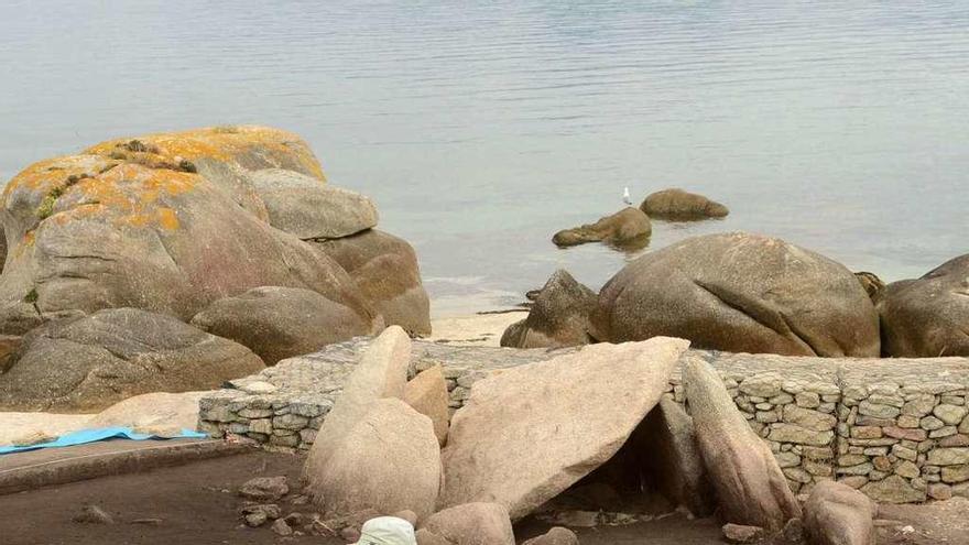 Arqueólogos trabajando el pasado verano en la mámoa número 4 de Areoso. // Noé Parga