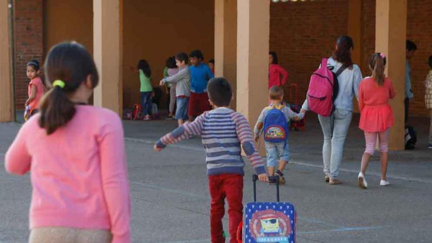 Varios niños de Educación Primaria a la entrada del colegio.