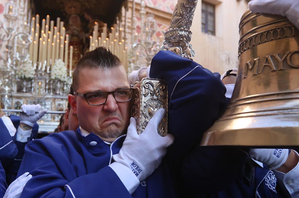 El hombre de trono es fundamental para que la Semana Santa malagueña avance, no sólo hoy, sino siempre. Su esfuerzo es la sangre que riega las cofradías en la calle. Miren a este portador del Mayor Dolor.