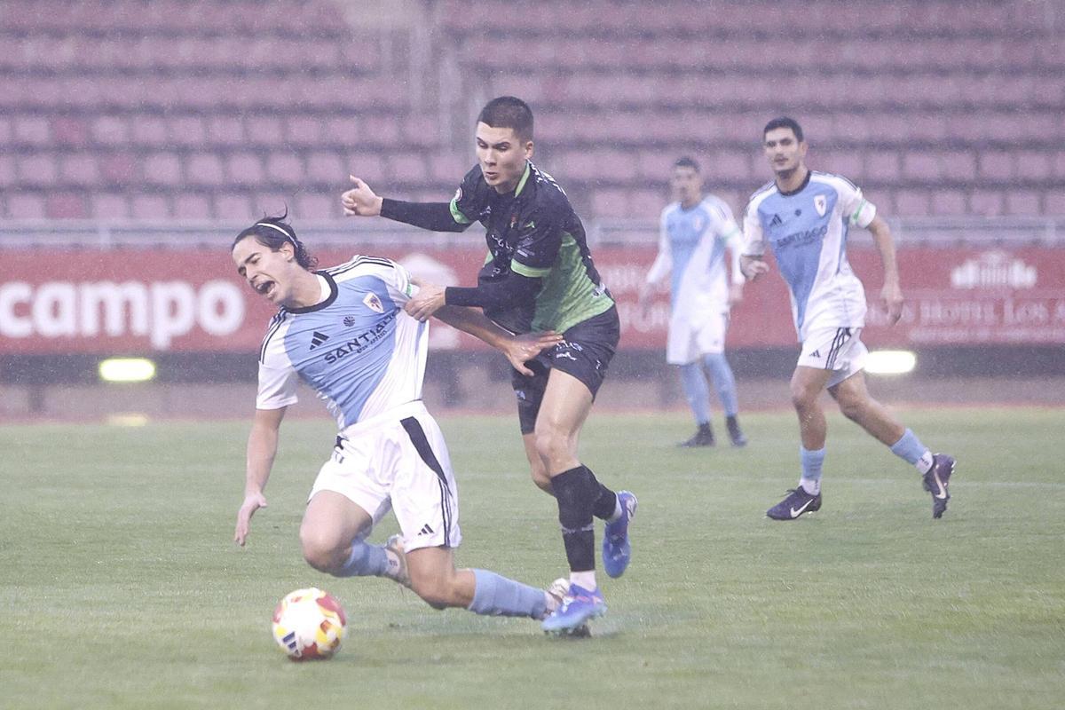 David Rosón recibe la falta del excompostelanista Gonzalo Landeira.