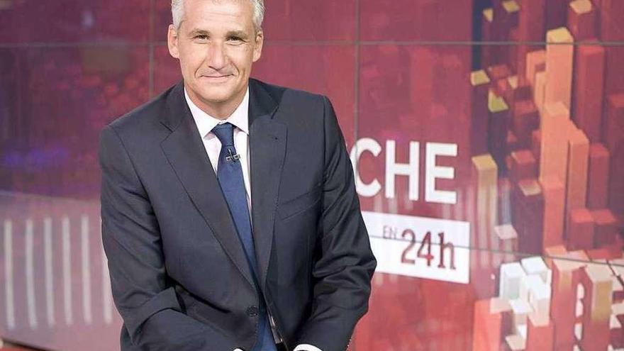 El presentador de &#039;La noche en 24 horas&#039;, Víctor Arribas.