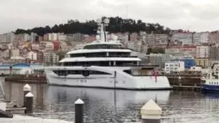 Llega a Vigo el megayate de 180 millones de dolares con misterioso dueño