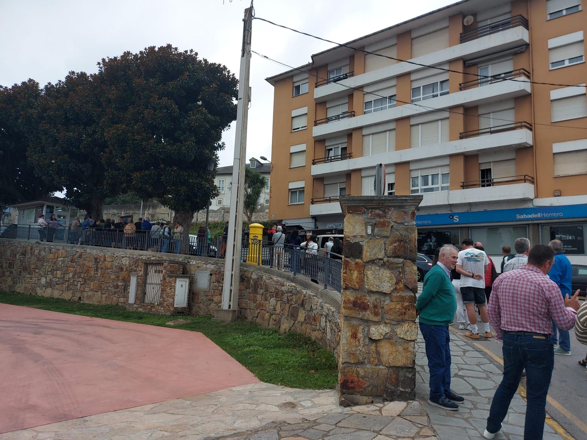 En imágenes: Colas en Puerto de Vega para conseguir una entrada para el partido de la Copa del Rey