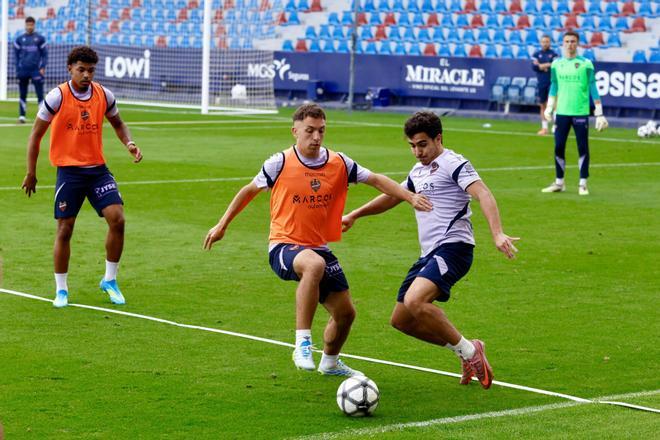 Entrenamiento a puertas abiertas del Levante UD en el Ciutat de València.