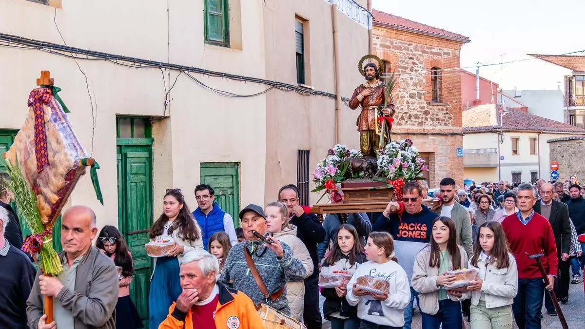 Tábara revive la rogativa y el “Ramo de San Isidro” en el entorno de la Sierra de la Culebra