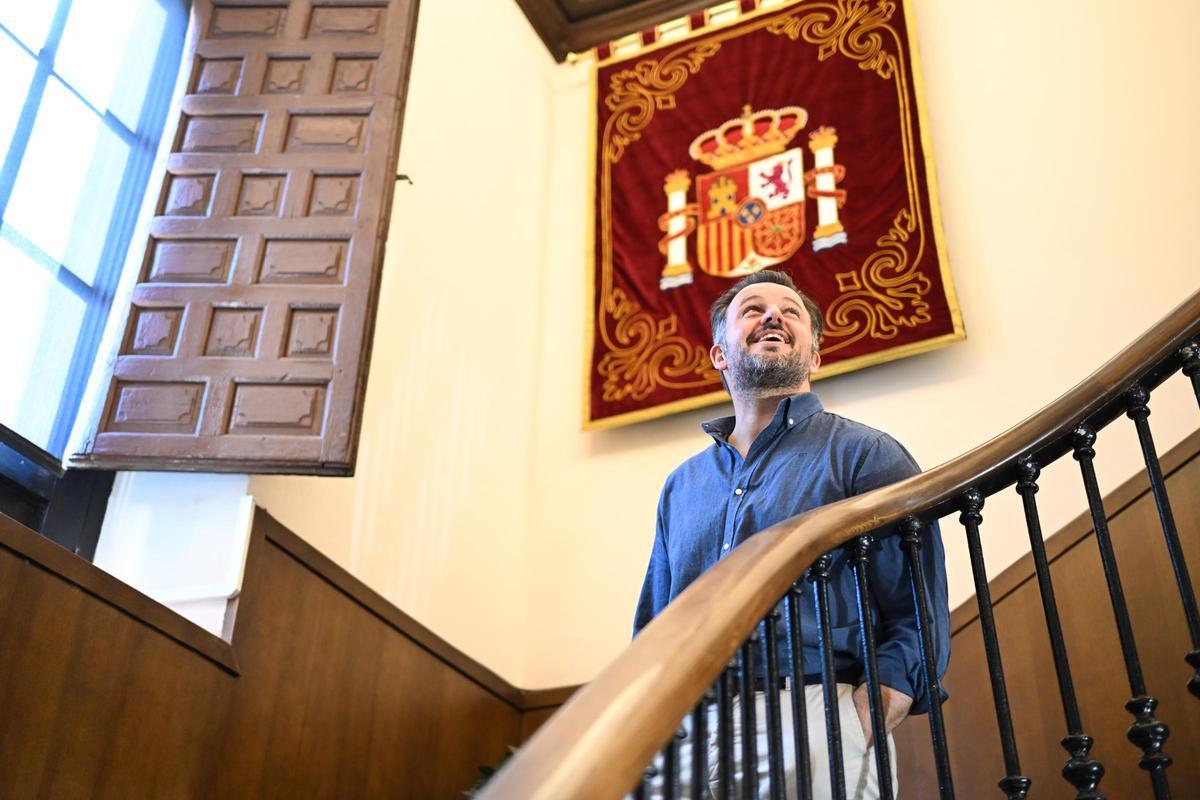 El alcalde, en la escalera del Ayuntamiento de Elche.