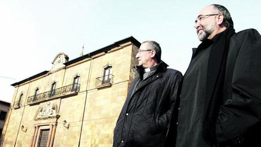 A la derecha, Jesús Sanz Montes, nuevo arzobispo de Oviedo, con el ecónomo José Ramón Garcés, ante la fachada del claustro de la catedral de Oviedo.