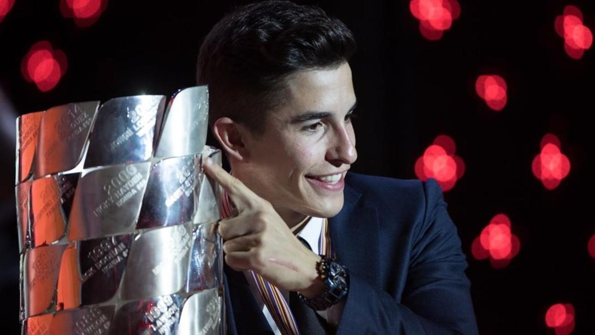 Marc Márquez posa junto al trofeo de campeón del mundo de MotoGP.