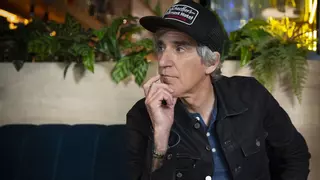 Mikel Erentxun: "Ahora ves a un grupo en un escenario y no sabes qué es real y qué no"
