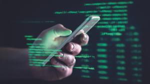 Muchas ciberestafas se producen a través del teléfono móvil.