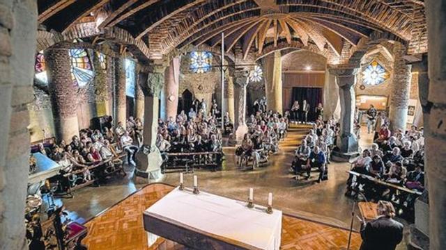 Cumbre 8 Los congresistas llenan la cripta de la Colònia Güell, síntesis de la obra de Gaudí, ayer.