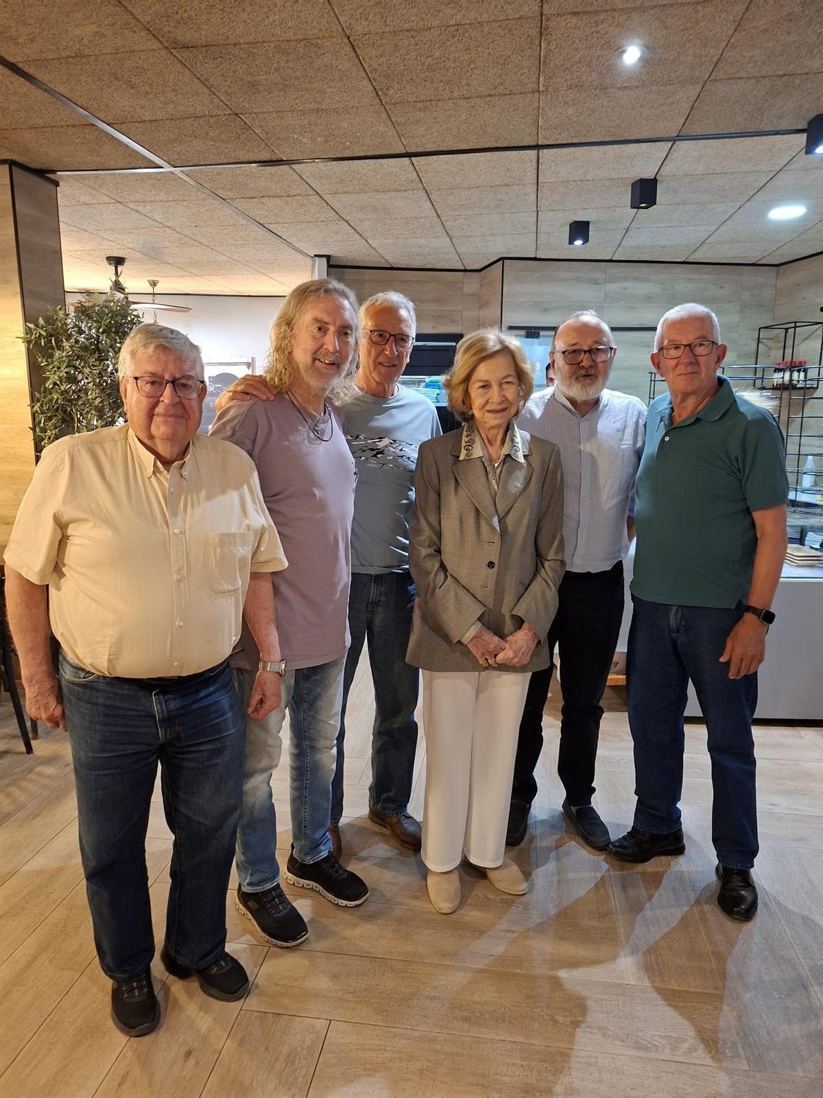 Estudiantes mayores de la UJI, todos de Castellón, compartieron una comida en El Rústico y vivieron un encuentro muy especial con la reina, que los atendió con gran cercanía y amabilidad.