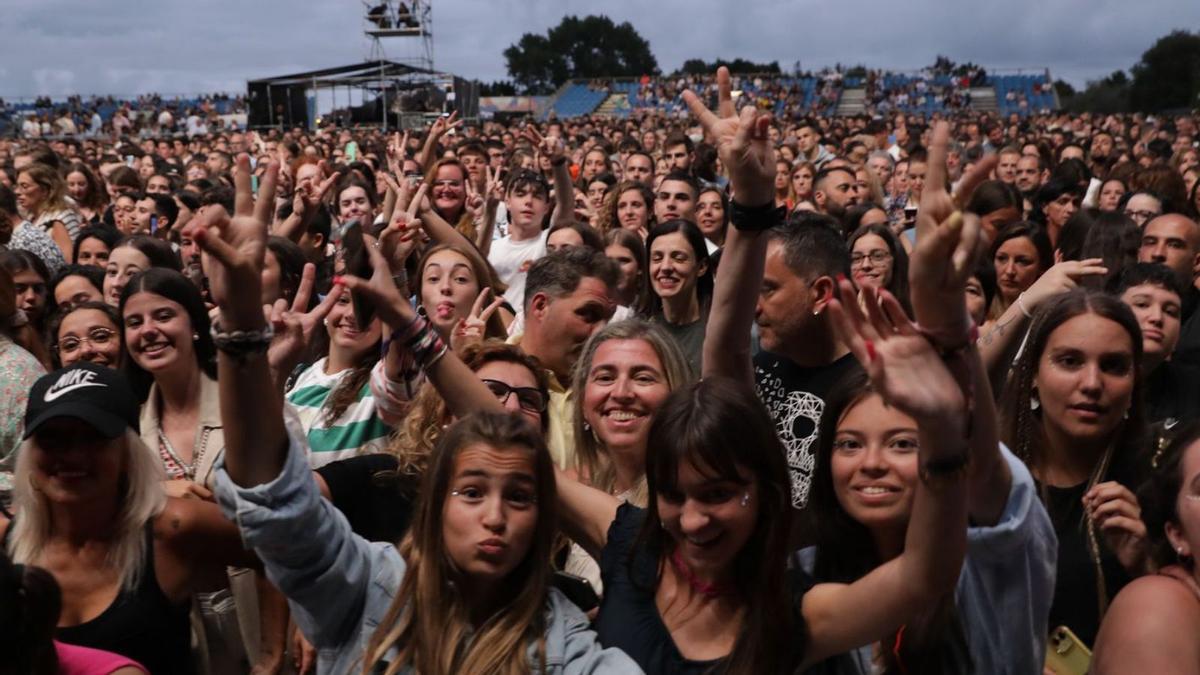 Asistentes al concierto en la explanada de Marina Civil. | Juan Plaza