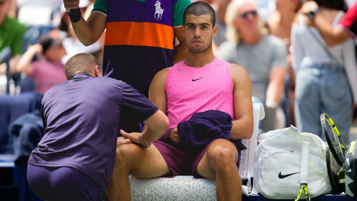 Alcaraz siendo atendido