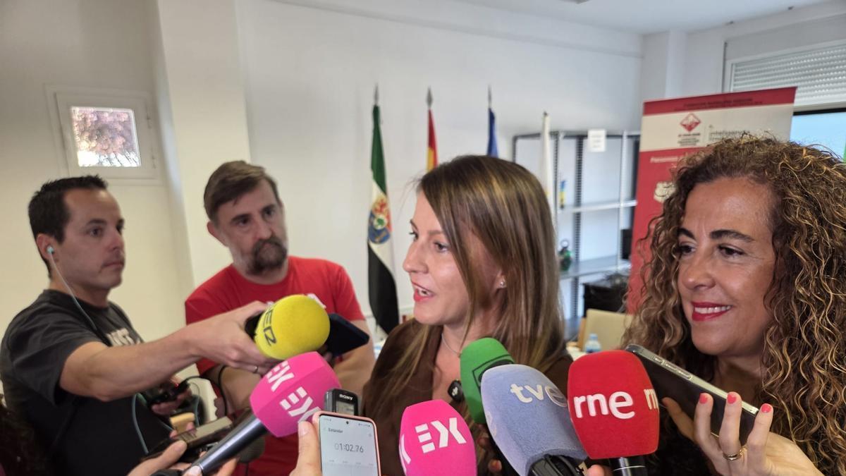 La consejera de Educación y Formación Profesional, Sandra Valencia, atiende a los medios en Badajoz