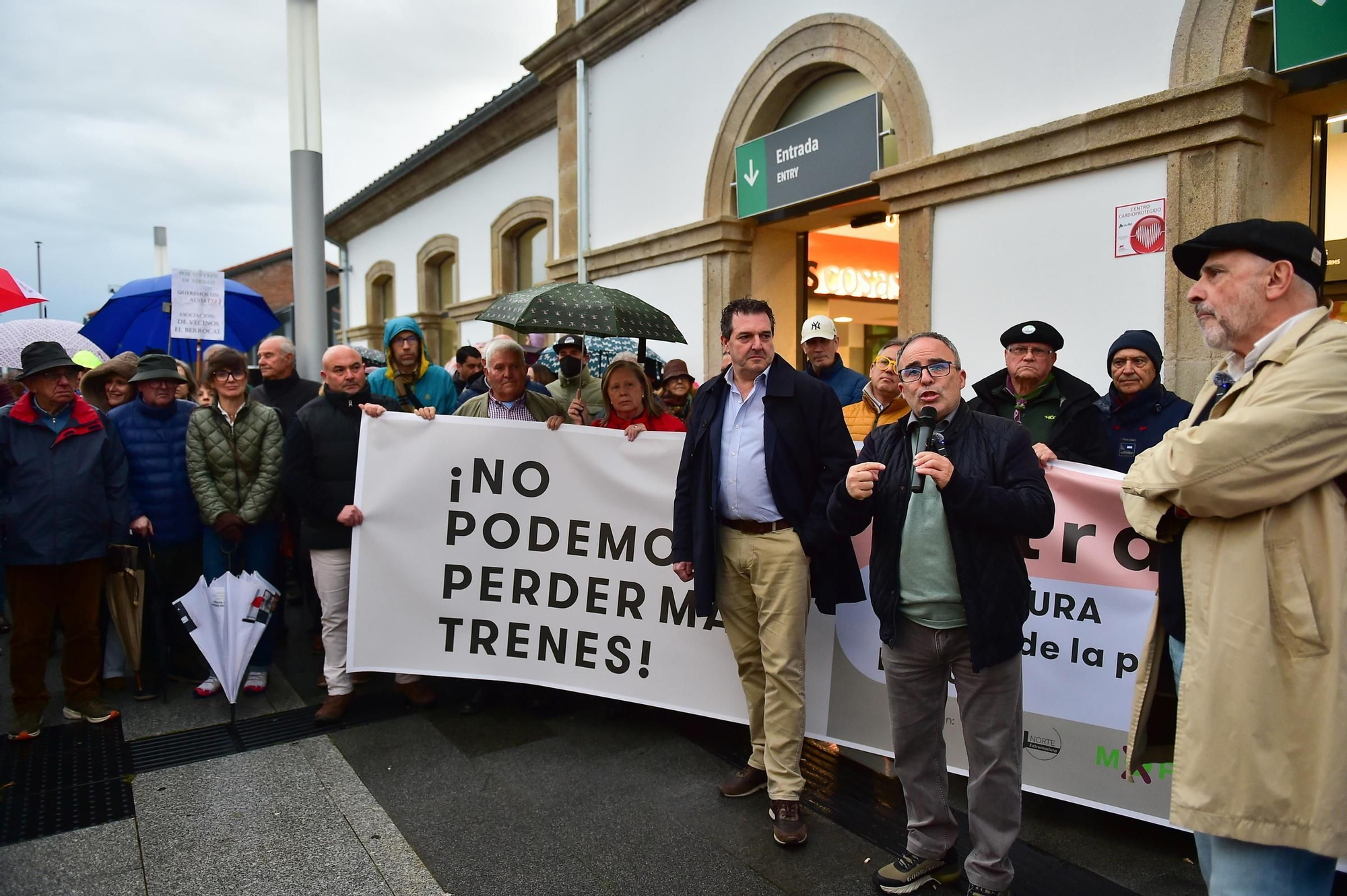 Así ha sido la concentración por el tren en Plasencia