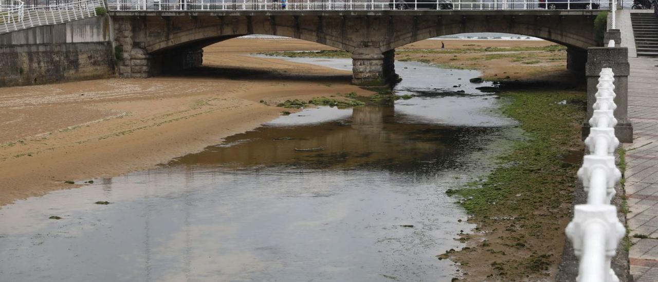 Desembocadura del río Piles, ayer, con San Lorenzo al fondo. | Marcos León