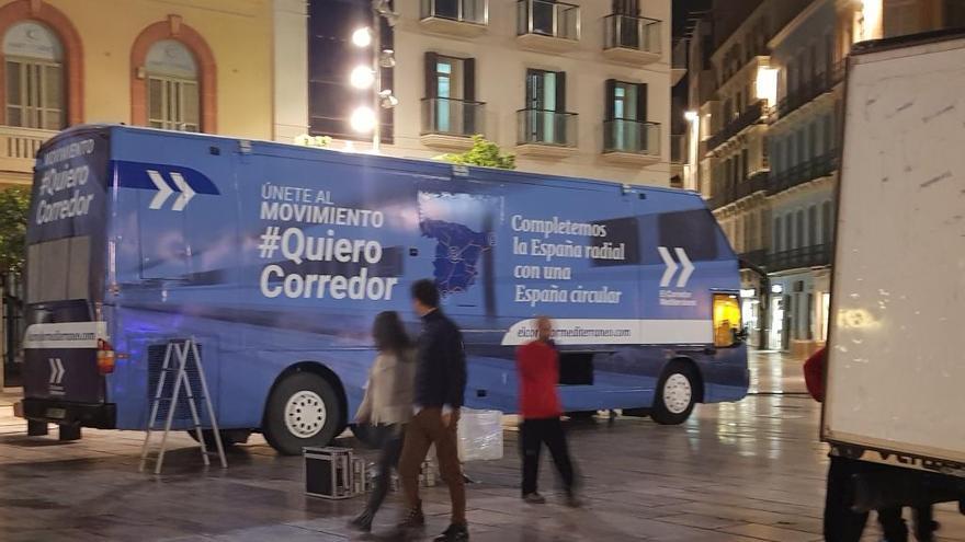 Montaje del punto informativo en la plaza de la Constitución este jueves noche