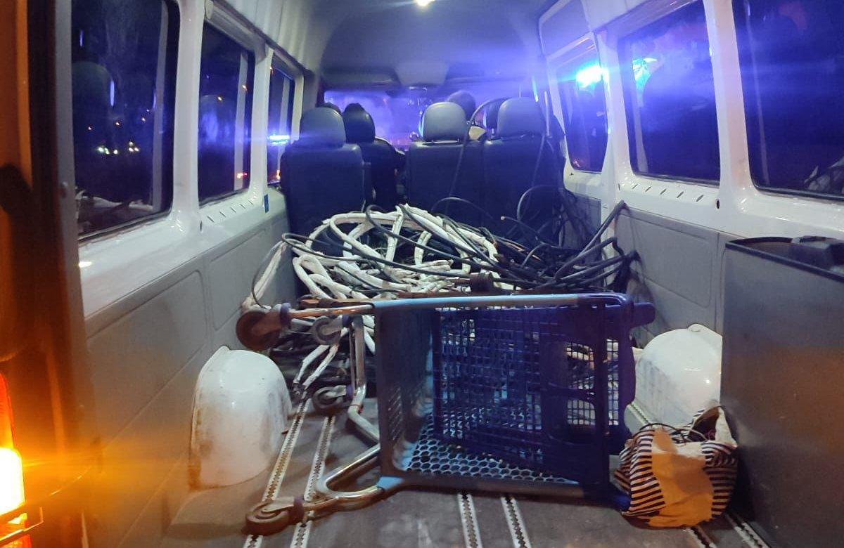 Vista de l'interior de la furgoneta que duien els 4 detinguts amb coure robat i diverses eines