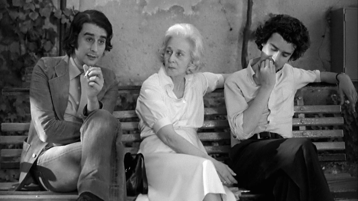 Felicidad Blanc, flanqueada por sus hijos Leopoldo María (izquierda) y Michi, en una imagen de ’El desencanto’ (1976).