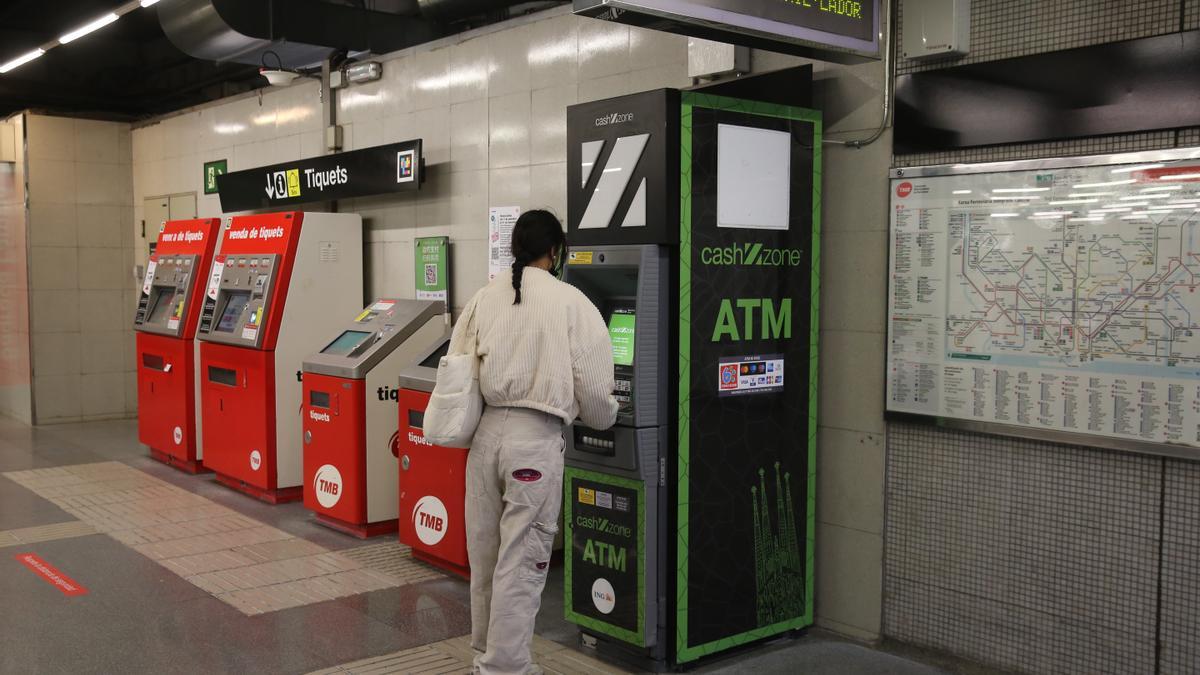 Cajero de la compañía Cardtronics en la estación de metro de Sagrada Família, en Barcelona.