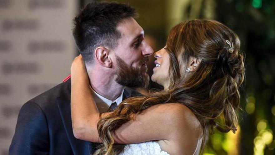 El &#039;sí, quiero&#039; de Messi y Antonella da la vuelta al planeta fútbol