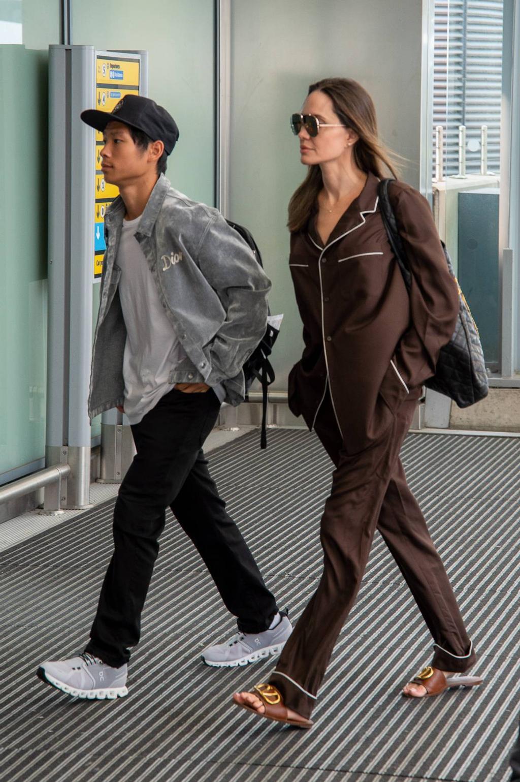 Angelina Jolie con su hijo Pax en el aeropuerto.