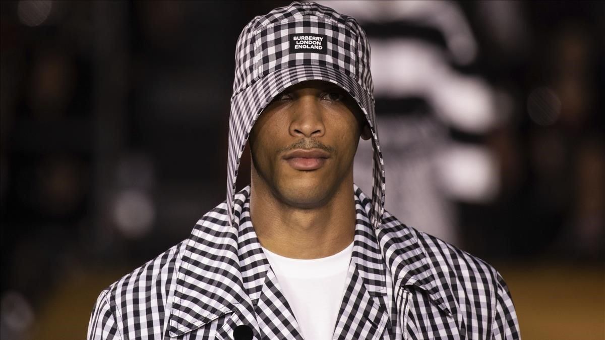 lmmarco49892600 a model wears a creation by burberry at the spring summer 20190918131537