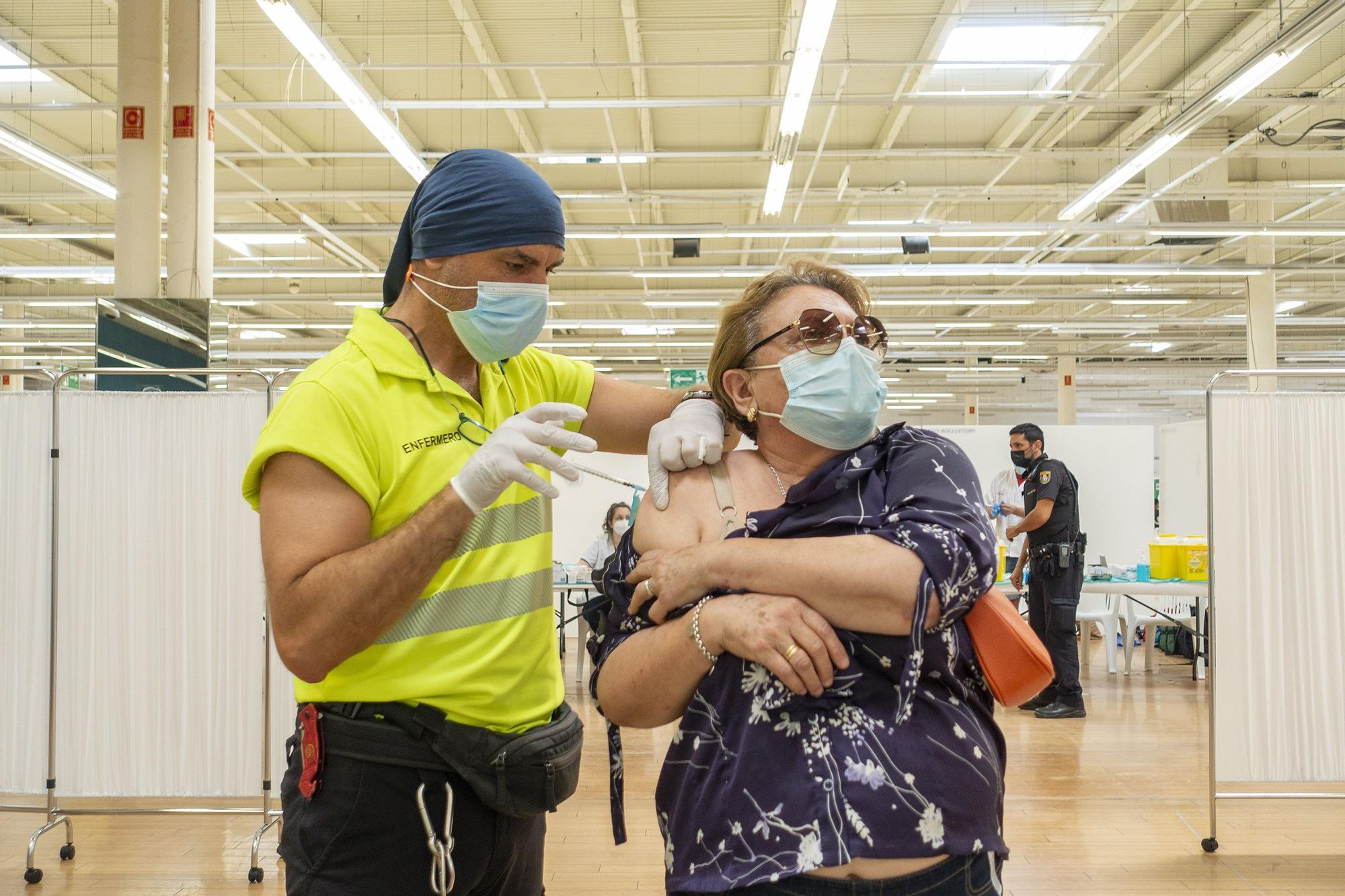 Segundo día de vacunaciones y retrasos en el Centro Comercial La Rambla