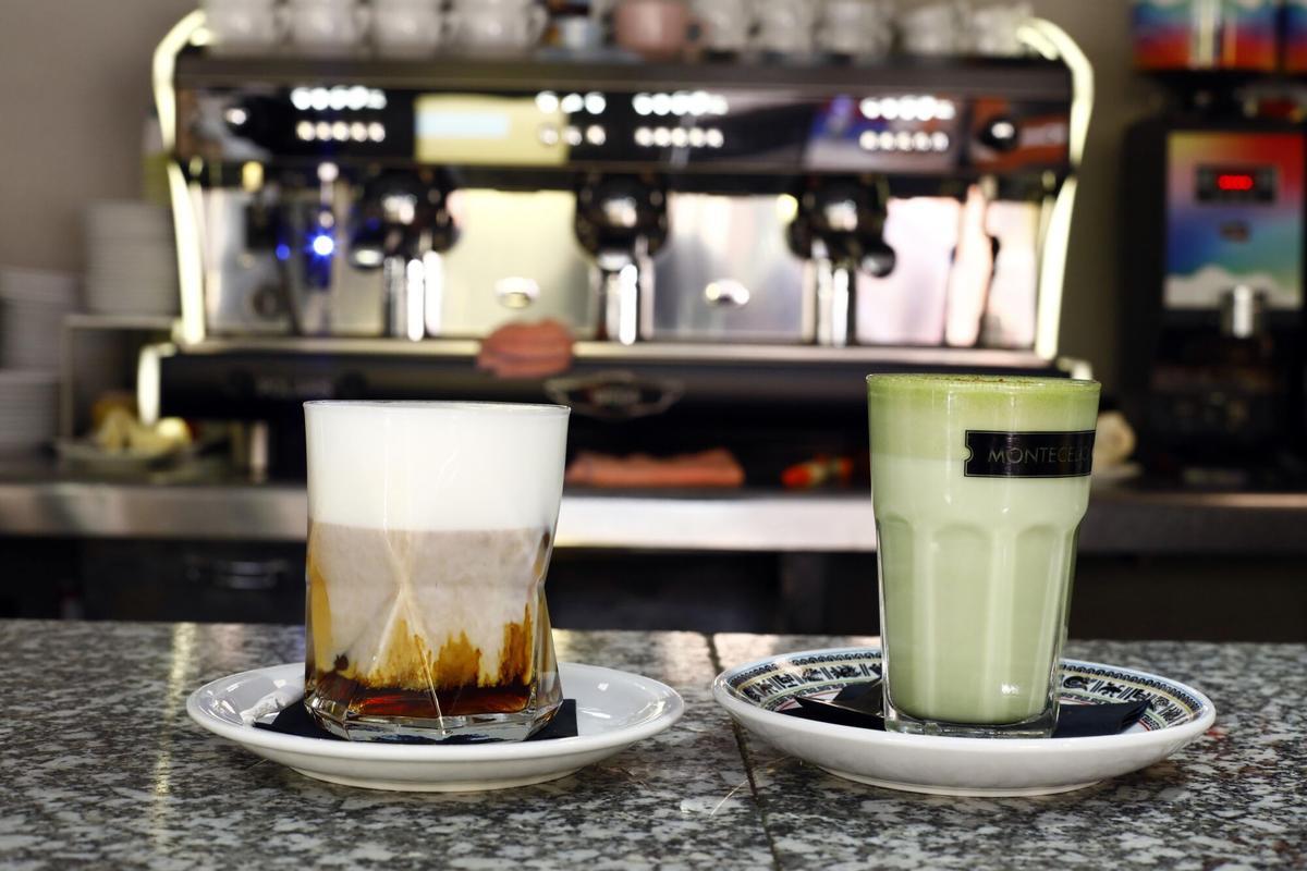 En imágenes | El Buñuel, el café de barrio de ambiente acogedor con una de las mejores tartas de queso de Zaragoza