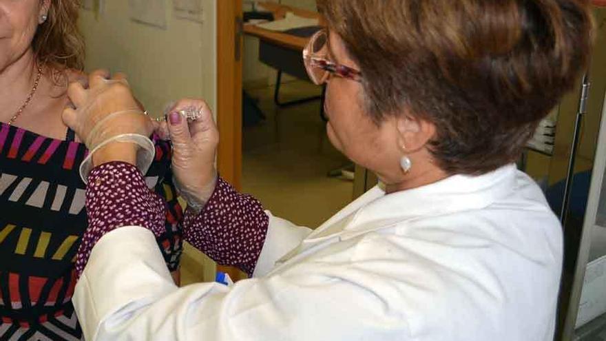 Una de las enfermeras del Benavente Norte inyectando una vacuna contra la gripe.