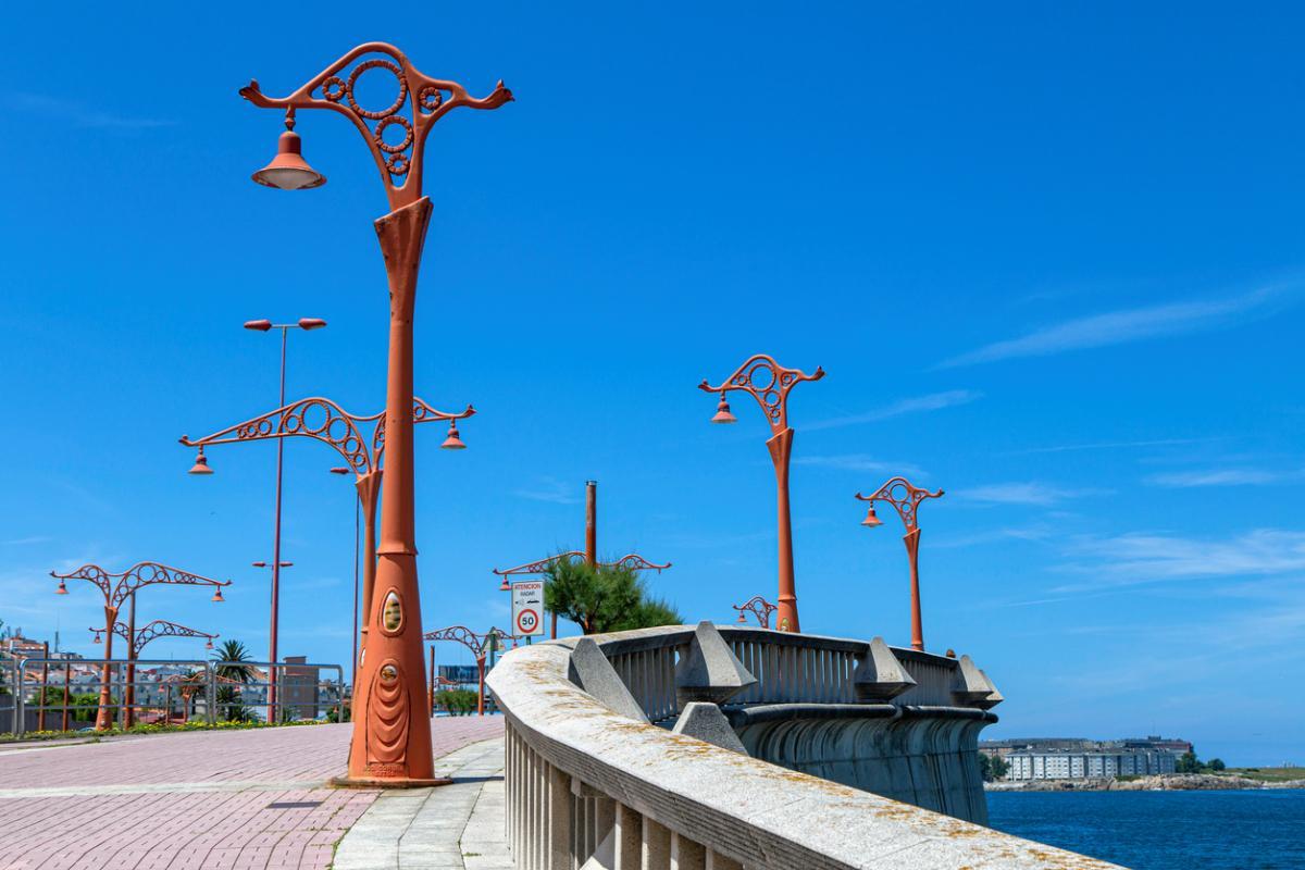 Las farolas rojas del paseo marítimo de A Coruña