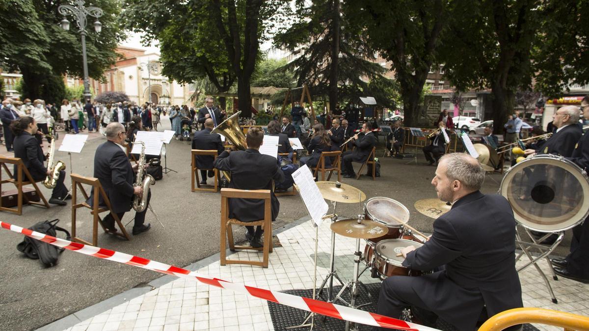 Actuación de la Banda de música de Langreo en las últimas fiestas de San Pedro en La Felguera.