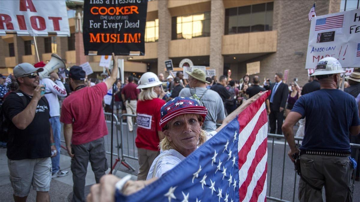 Seguidores de Trump acuden al acto del presidente en Phoenix (Arizona), el martes 22 de agosto.