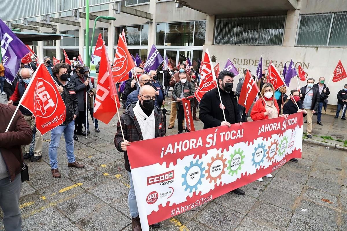 Los sindicatos se concentran ante la Subdelegación del Gobierno