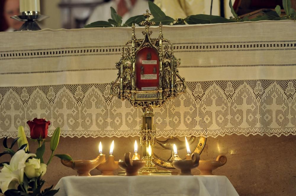 El arzobispo Jesús Sanz Montes  con las reliquias de los Beatos de Nembra