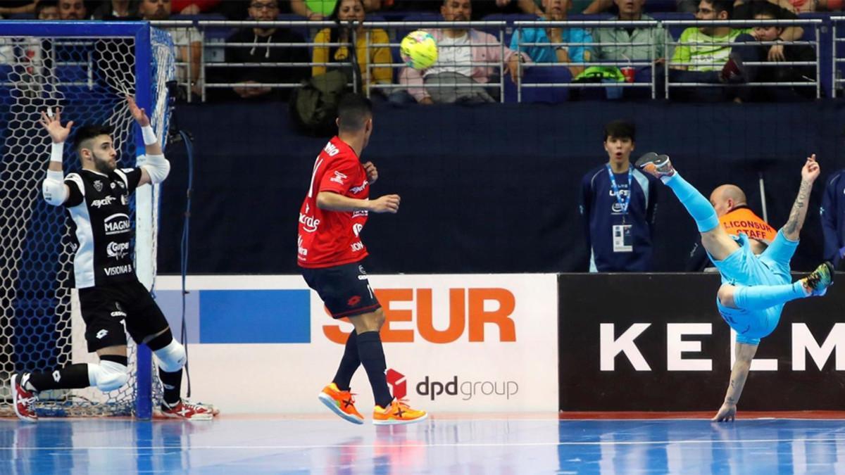 Ricardinho, en un remate acrobático durante el partido de ayer