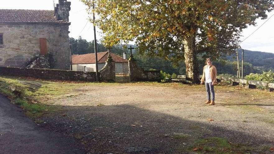 La alcaldesa en el atrio de la iglesia de Cosoirado. // Fdv