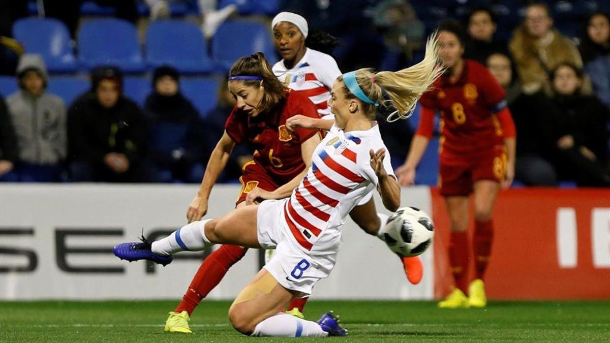 Vicky Losada pugna por el balón con Julie Ertz