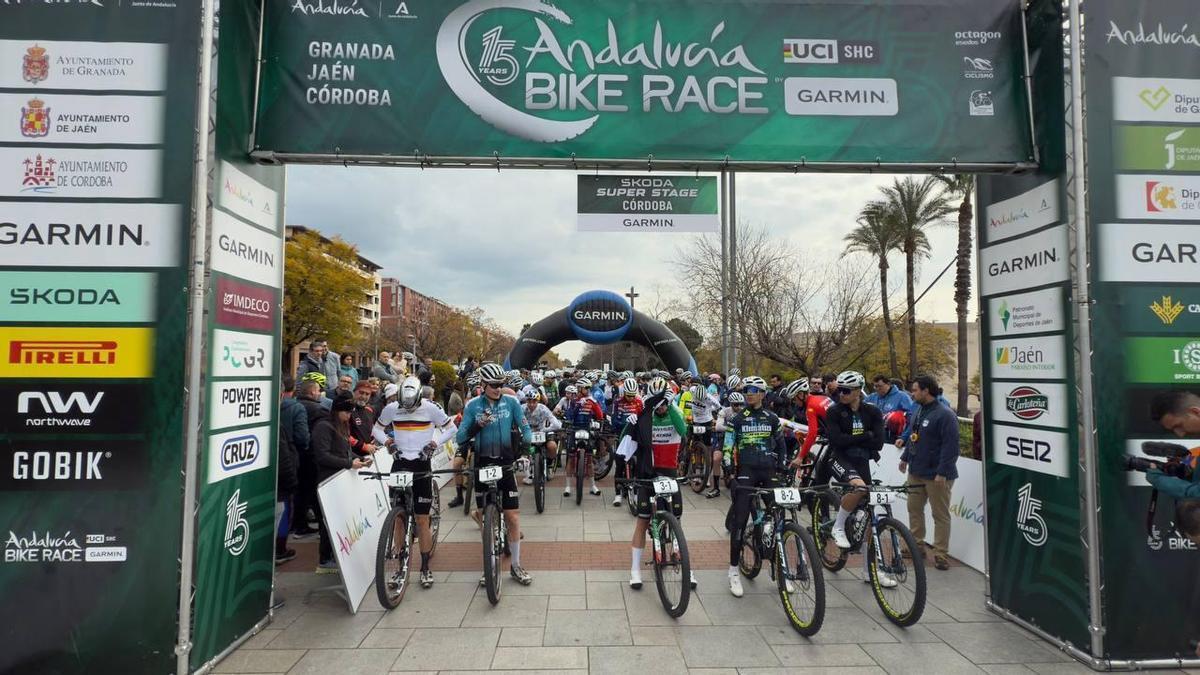 Multitud de participantes, en la línea de salida de la pasada Andalucía Bike Race en su etapa por Córdoba.