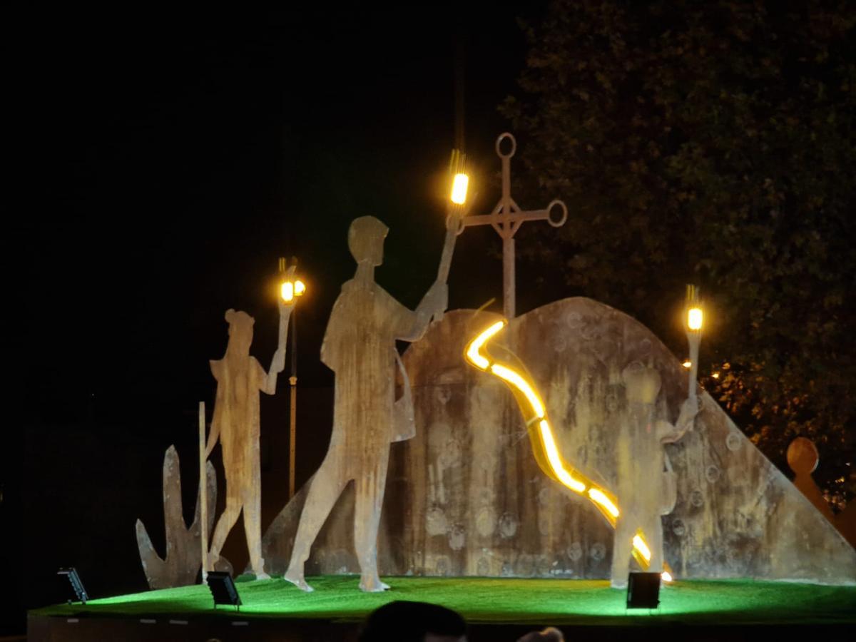 Las luces LED imitan el fuego en la senda que los antorcheros iluminan en la tarde de los Reyes Magos.