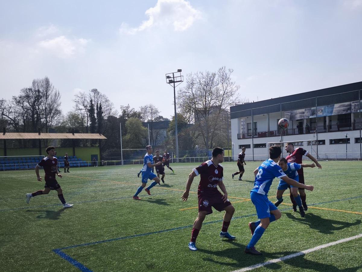 Un instante del partido de Cornellana contra el Versalles B.