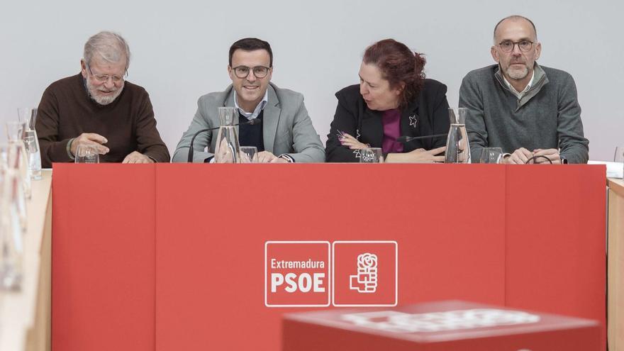 Ibarra, Gallardo i García Bernal, presidint la Comissió Executiva del PSOE d’Extremadura, ahir. | JAVIER CINTAS
