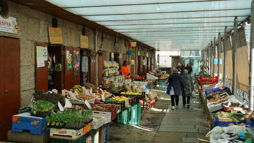 La propuesta de abrir por las tardes divide a los comerciantes de la Praza de Abastos